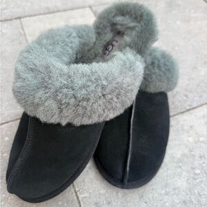 UGG Black scuffette slippers size 7